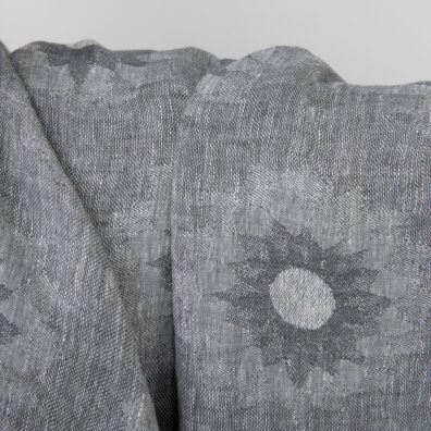 Tkanina została poddana praniu, dlatego jest miękka, a po kolejnych praniach już się nie ściągnie.