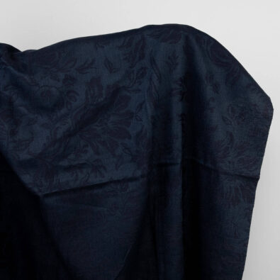 Ciemna żakardowa tkanina w kwiaty