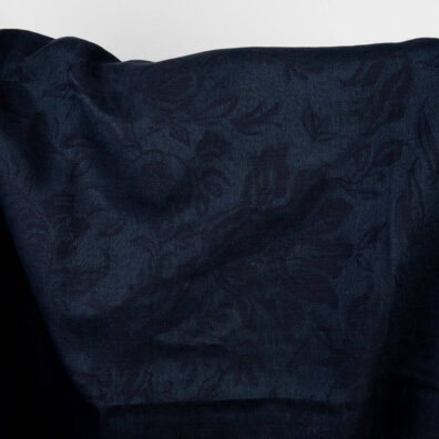 Ciemna, żakardowa tkanina lniano - bawełniana wytkana w kwiaty z przędzy czarnej i granatowoszarej
