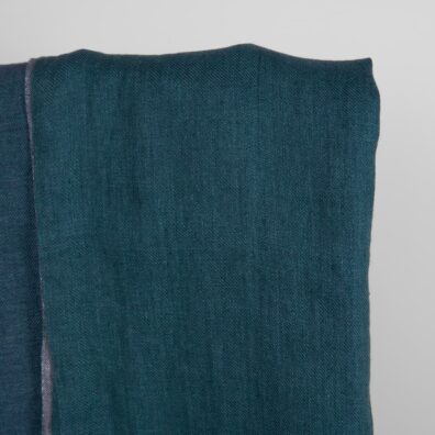 Dwustronna prana granatowa tkanina lniana. Zielonkawa strona tkaniny.