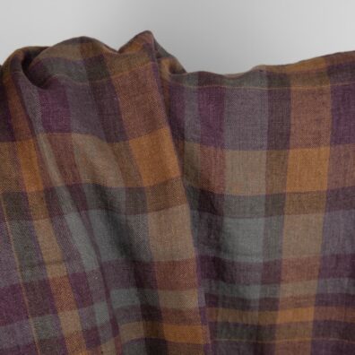 Do wytkania tej tkaniny użyto przędzy o barwach: fioletowej, brązowo - żółtej, ciemnoszarej i niebieskoszarej.