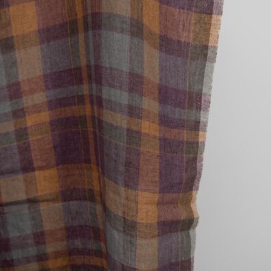 Fioletowa, prana tkanina lniana w kratkę.