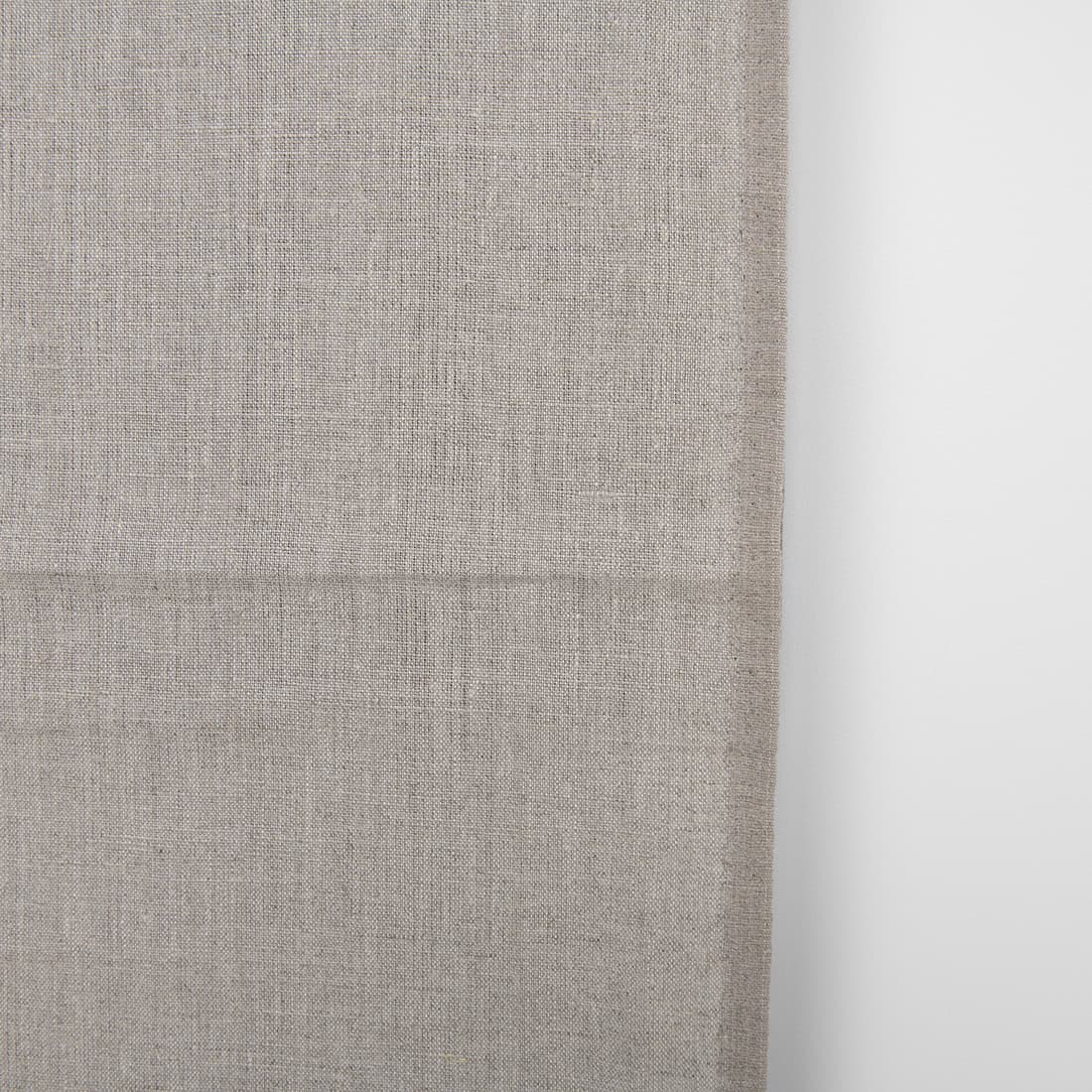 Jakościowa, lekka tkanina o barwie naturalnej. Idealnie się nadaje na szycie najróżniejszych tekstyliów domowych.