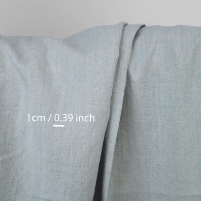 Gęsta, średnio gruba i dość ciężka tkanina jest miękka i przytulna w wyniku prania według specjalnej technologii