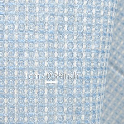 Wytkana z przędzy niebieskiej i białej.