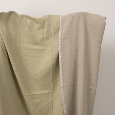 Zielonkawa prana tkanina dwustronna