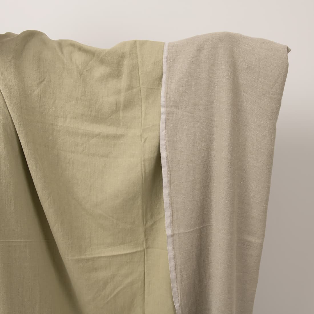 Zielonkawa prana tkanina dwustronna