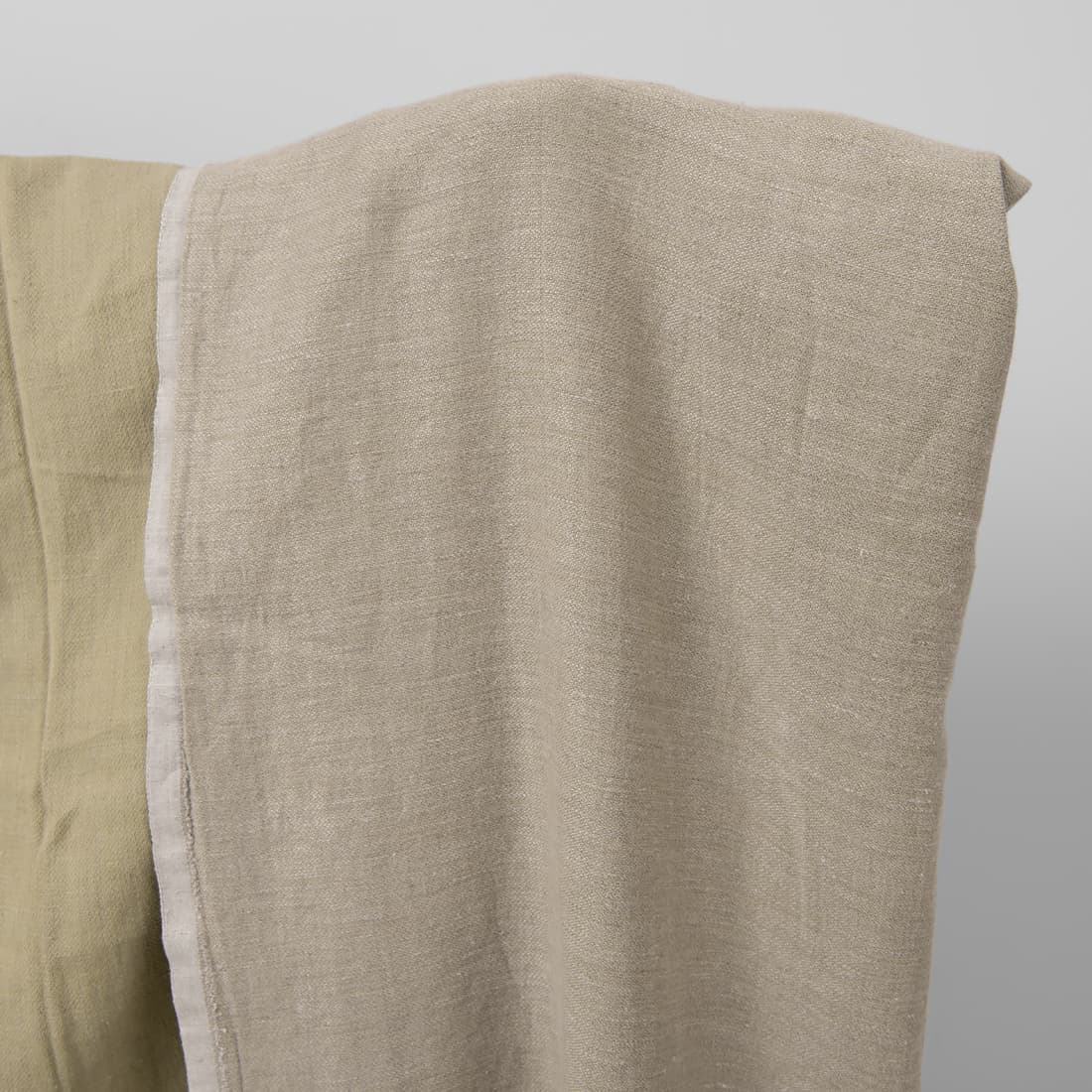 Zielonkawa prana tkanina dwustronna wytkana z przędzy bawełnianej zielonej o odcieniu oliwki i niebarwionej lnianej