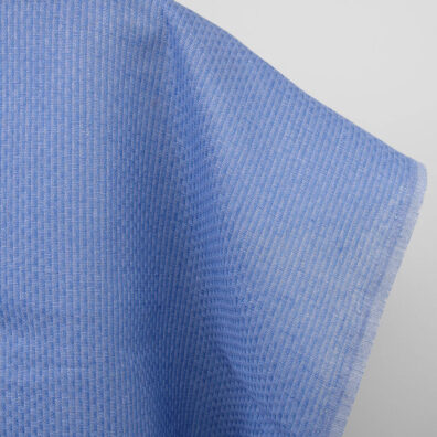 Mocna, wytrzymała, średniociężka tkanina. W zależności od kąta padania światła wyraźniejsze stają się paski albo krateczka.