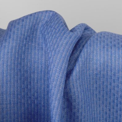 Niebieska tkanina lniana wytkana w subtelny deseń z przędzy niebieskiej i błękitnej.
