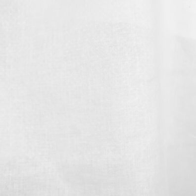 Śnieżnobiała tkanina wytkana we wzór delikatnych rombów.