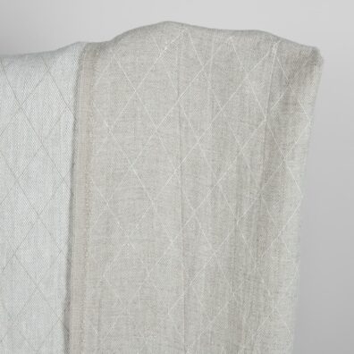 Lniana, jasnoszara tkanina wytkana w romby nakreślone przerywaną kreską