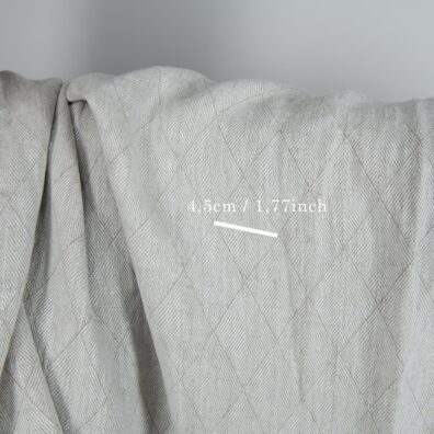 Tkanina jest dwustronna: jedna jej strona jest jaśniejsza w ciemniejsze romby, druga - ciemniejsza w jaśniejsze romby.