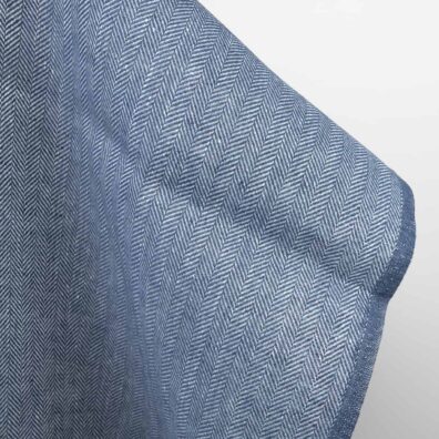 Granatowa tkanina lniana wytkana w splot jodełkowy z granatowych i białych nici.