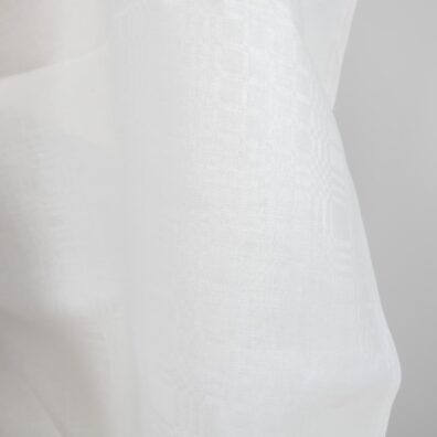 Gęsta, wytrzymała, średnio gruba i ciężka tkanina.