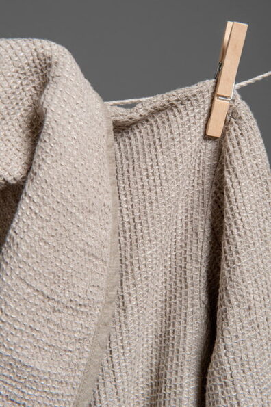 Męski szary szlafrok kołnierz szalowy. Wzór waflowy.