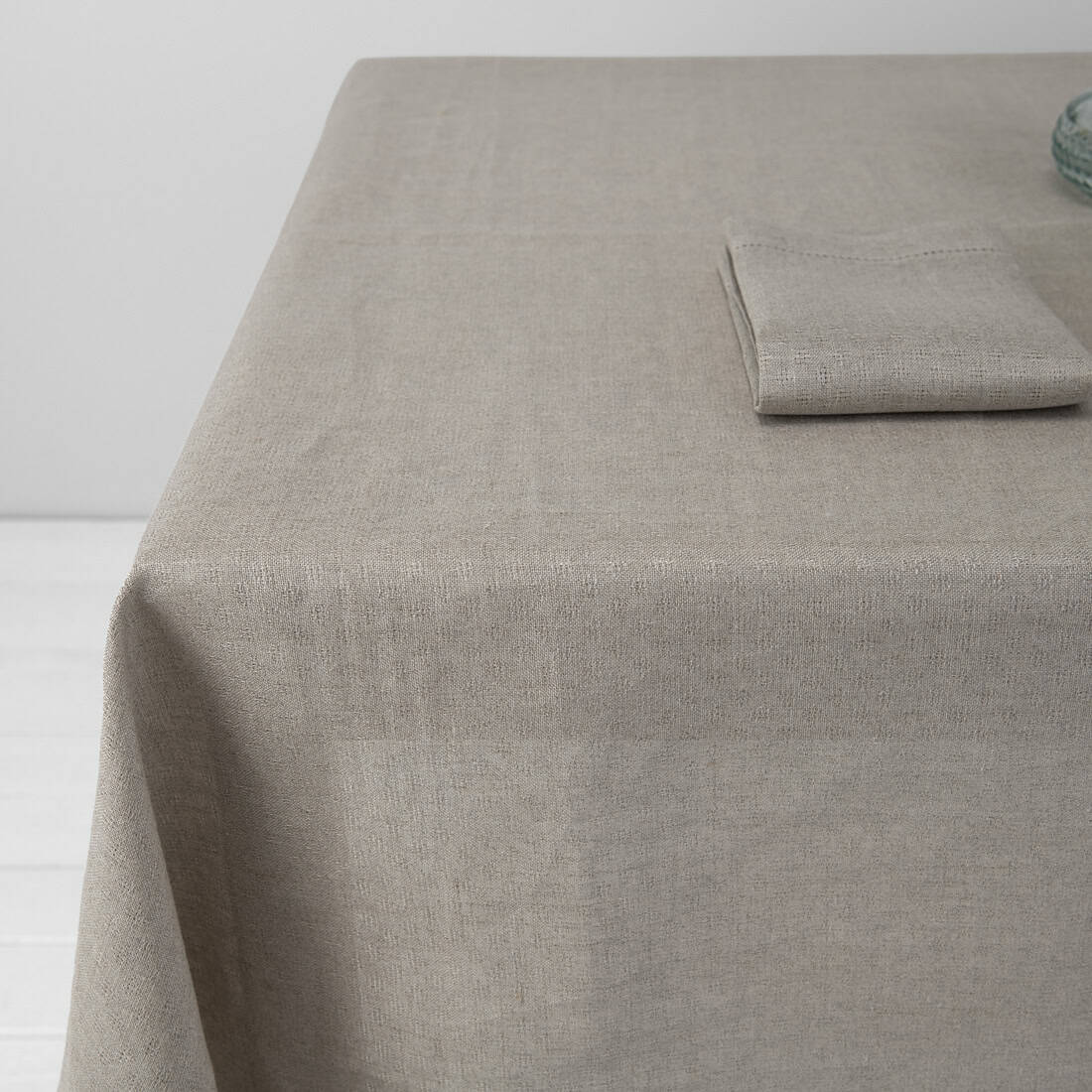 Ażurowy szary obrus lniany