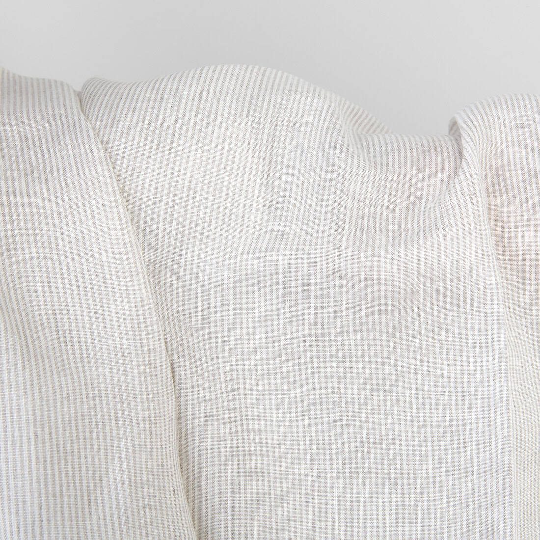 Lekka i mocna, średnio grubą tkaninę o subtelnym, lekkim wytkanym rysunku można wykorzystać na szycie ubrań i produktów tekstyliów domowych