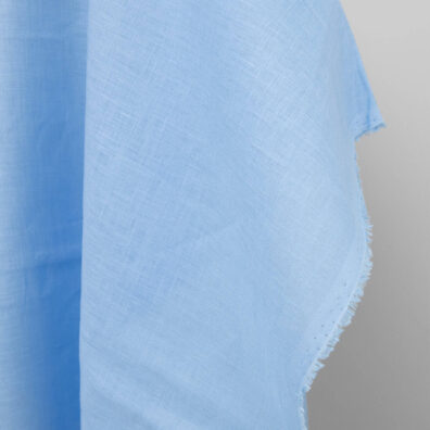 Mocna, gęsta, średnio gruba. Pasuje na szycie ubrań i tekstyliów domowych.