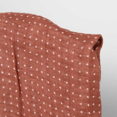 Tkanina ma piękne obie strony: jedna - malinowa w białe kropeczki, druga - biała w malinowe kropeczki.