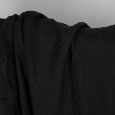 Czarna, prana, a dlatego miękka i przytulna, tkanina lniana.