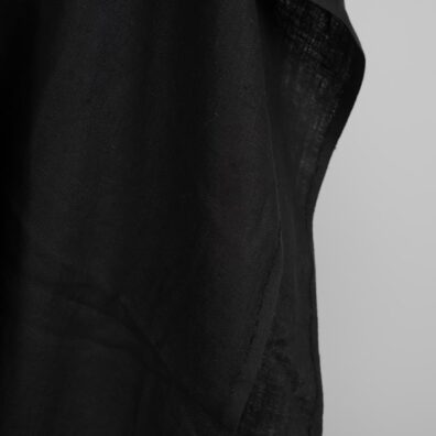 Jakościowa, lekka, gęsta i wytrzymała tkanina lniana odpowiednia na szycie ubrań i najróżniejszych akcesoriów.