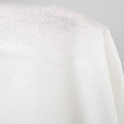 Mlecznobiała (żółtawa), wytkana w delikatny geometryczny wzór tkanina lniana.