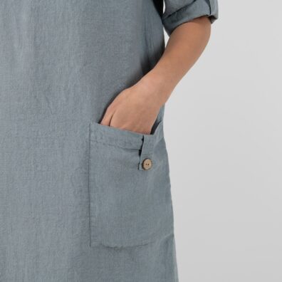 Niebieskawa sukienka. Kieszeń na guziczek