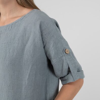 Niebieskawa sukienka. Rękaw na guziczek