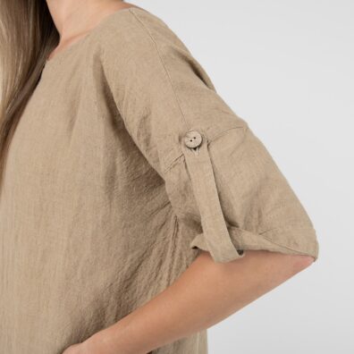 Piaskowa lniana sukienka. Rękaw z guziczkiem
