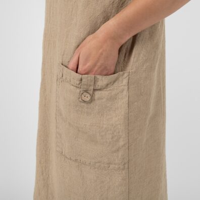 Piaskowa lniana sukienka. Kieszeń z guziczkiem
