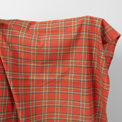 Czerwona tkanina w szkocką kratkę