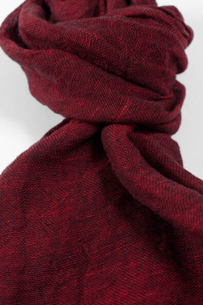 Ciemny czerwony szalik.