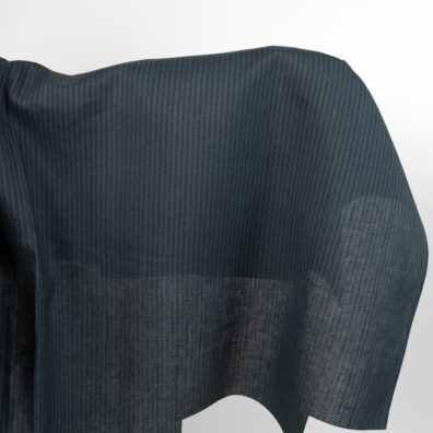 Lniana tkanina w granatowe i czarne pasy.