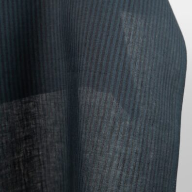 Tkanina wytkana w wąskie paski granatowe i czarne.