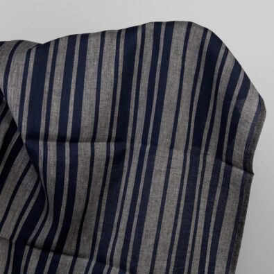 Lniana tkanina w granatowe i ciemne szare pasy