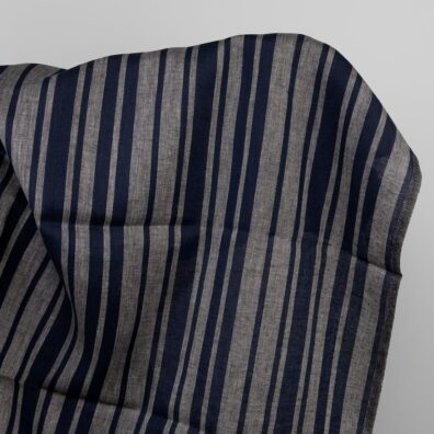 Lniana tkanina w granatowe i ciemne szare pasy