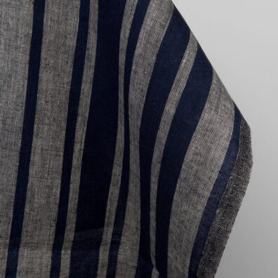 Lniana tkanina w granatowo-szare pasy.