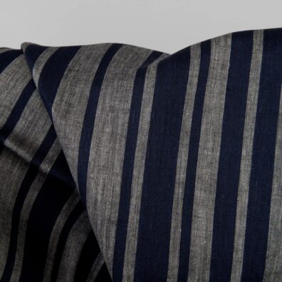 100% lniana tkanina wytkana w biegnące pionowo granatowe i melanżowe szaro – czarne pasy o różnej szerokości