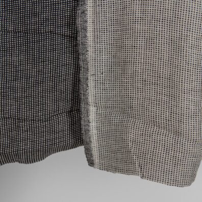 Mocna, gęsta, wytrzymała tkanina.