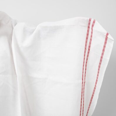 Biała lniana tkanina w czerwone paski