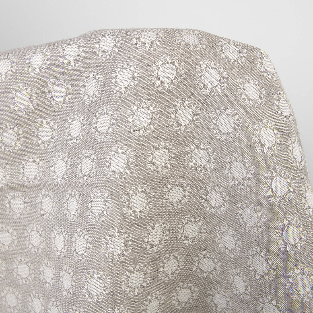 Żakardowa tkanina lniano-bawełniana wytkana we wzór słoneczek.