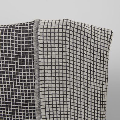 Lniano-bawełniana tkanina w biało-czarną krateczkę