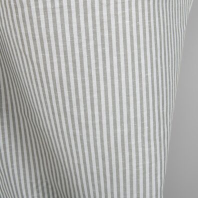 Tkanina lniano – bawełniana wytkana w pionowo biegnące śnieżnobiałe i szare o lekkim zielonkawym odcieniu paski