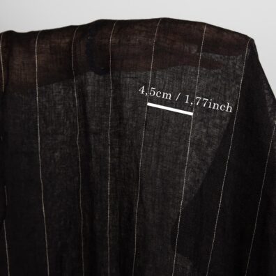 Leciutka prana przeźroczysta tkanina z czarnej 100% lnianej przędzy wytkana w wąziutkie, pionowo biegnące co 5cm szare paski