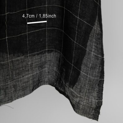 Wytkana w cieniutkie pionowe i poziome szare paski, które przecinając się układają się w rysunek kratki o wymiarach 5cm x 6cm