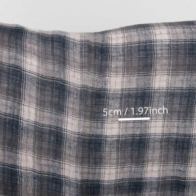 Dwustronna prana tkanina lniana wytkana w kratkę.