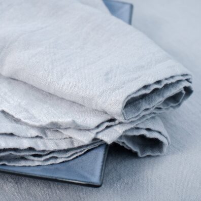 Serwetka z jasnoszarej, o leciutkim niebieskim odcieniu pranej tkaniny lnianej
