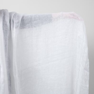 Śnieżnobiała przeźroczysta tkanina lniana, prana