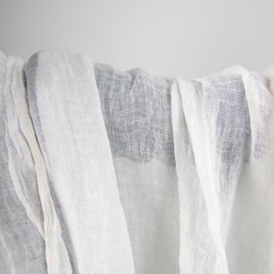 Przeźroczysty mlecznobiały prany len 100%.